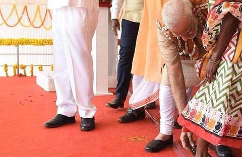 ആദിവാസി സ്ത്രീയെ ചെരുപ്പണിയിച്ച് നരേന്ദ്രമോദി; വീഡിയോ വൈറല്‍ 