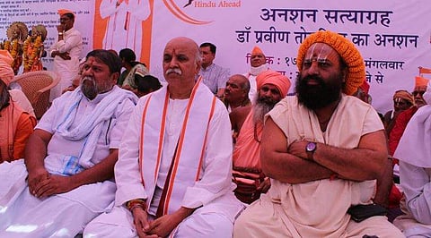 ജീവിതം കളഞ്ഞത് ഹിന്ദുക്കള്‍ക്ക് വേണ്ടി; ഇപ്പോള്‍ പുറത്താക്കിയത് എന്തിന്?,വിഎച്ച്പി ഓഫീസിന് മുന്‍പില്‍ തൊഗാഡിയുടെ നിരാഹാര സമരം 