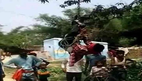 ഫോണ്‍ മോഷ്ടിച്ചതിന് യുവാവിനെ മര്‍ദ്ദിച്ച് തലകീഴായി കെട്ടിത്തൂക്കി