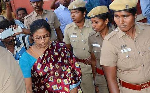 മാർക്ക് ലഭിക്കാൻ 'വഴങ്ങിക്കൊടുക്കാൻ' ഉപദേശം : അധ്യാപികയുടെ ഫോണിൽ നിരവധി പെൺകുട്ടികളുടെ ചിത്രങ്ങൾ