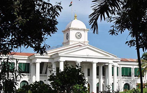 'അടിമത്തം വിലപ്പോകില്ല' ; ദലിത് ജീവനക്കാരനെ മാറ്റിയതില്‍ പ്രതിഷേധവുമായി ഇടതുസംഘടനകള്‍