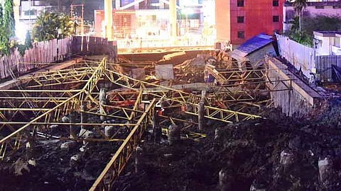 രൂപപ്പെട്ടത് 15 മീറ്ററോളം ആഴത്തിലുള്ള ​ഗർത്തം ; രണ്ടു നിലകൾ ഇടിഞ്ഞുതാഴ്ന്നു, ജെസിബികളും മണ്ണിനടിയിൽ, മെട്രോ പാലത്തിന് സമീപവും വിള്ളൽ