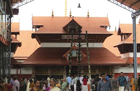 പ്രസാദ ഊട്ടില്‍ അഹിന്ദുക്കള്‍ വേണ്ട, ചെരിപ്പിട്ടും പാന്റ് ധരിച്ചും പങ്കെടുക്കാനാവില്ല; ഗുരുവായൂരിലെ മാറ്റത്തിനെതിരെ തന്ത്രി