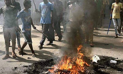 ശബരിമല വിഷയത്തില്‍ പെണ്‍കുട്ടിയെ മര്‍ദ്ദിച്ച സംഭവം; വൈക്കത്ത് സിപിഎം- ആര്‍എസ്എസ് സംഘര്‍ഷം, നാളെ ഹര്‍ത്താല്‍