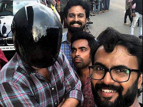 ഈ ഹെല്‍മറ്റുകാരനെ കണ്ടുപിടിക്കാമോ? ഒരു താരത്തോട് സെല്‍ഫി ചോദിച്ചതാ... സഞ്ജുവിന് തൃപ്തിയായി