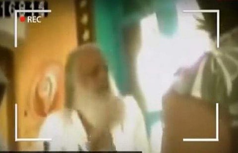 എന്നോടൊപ്പം ഉറങ്ങൂ... എല്ലാ വേദനയും മറക്കാം: സ്റ്റിങ് ഓപ്പറേഷനിടെ വനിതാ റിപ്പോര്‍ട്ടറോട് ആസാറാം ബാപ്പു (വിഡിയോ)