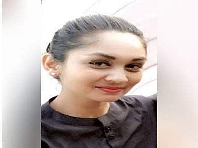 അമ്മയുടെ കയ്യില്‍ നിന്ന് വഴുതിവീണ കുഞ്ഞിനെ താങ്ങിയെടുത്ത് എയര്‍ഹോസ്റ്റസ് 