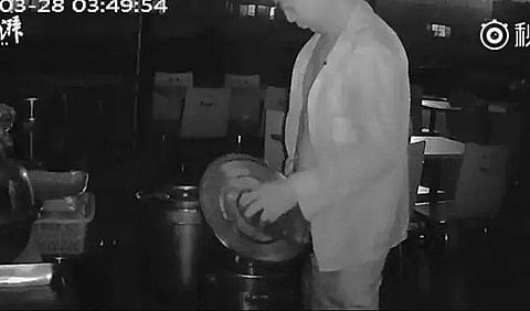 'ഒരു പാത്രത്തിലേക്ക് മലം നിക്ഷേപിച്ചു, മറ്റൊന്നില്‍ മൂത്രമൊഴിച്ചു'; എതിരാളിയെ തകര്‍ക്കാനായി ഹോട്ടല്‍ ഉടമ ചെയ്തത് 