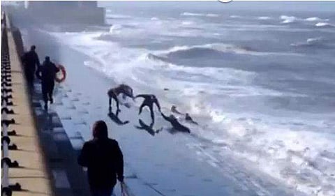 കടലിലെ തിരയില്‍പ്പെട്ട ഒരാളെ രക്ഷിക്കാനിറങ്ങി; രക്ഷിക്കാനിറങ്ങിയവരെ ഓരോന്നായി രക്ഷിക്കേണ്ടിവന്നു