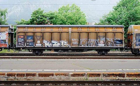 ഈ പട്ടണത്തില്‍ പതിച്ചത് നാലര ലക്ഷം കിലോ മനുഷ്യവിസര്‍ജ്യം; എന്തുചെയ്യണമെന്നറിയാതെ നാട്ടുകാര്‍