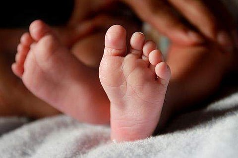 വീട്ടില്‍ അച്ഛനൊപ്പം കിടന്നുറങ്ങിയ പിഞ്ചു കുട്ടിയുടെ മൃതദേഹം കടലില്‍; ദൂരൂഹത