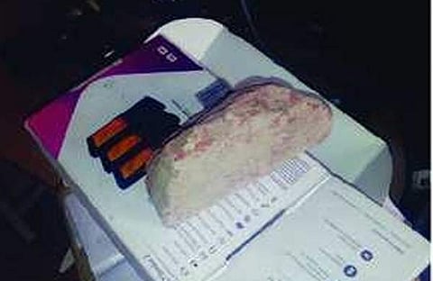 പാറക്കല്ലും ചാര്‍ജറും ഹെഡ് സെറ്റും; ഓണ്‍ലൈനില്‍ ഐഫോണ്‍ ഓര്‍ഡര്‍ ചെയ്ത യുവാവിനു കിട്ടിയത്