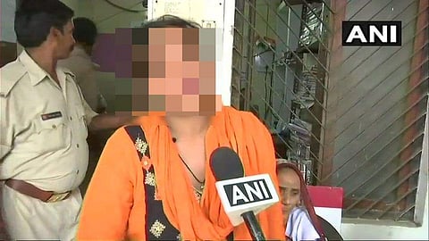 ലൈംഗികമായി പീഡിപ്പിച്ച ബിജെപി എംഎല്‍എയ്‌ക്കെതിരെ നടപടിയെടുത്തില്ല; യോഗിയുടെ വീടിന് മുമ്പില്‍ ആത്മഹത്യാശ്രമവുമായി ഇരയായ പെണ്‍കുട്ടിയും കുടുംബവും