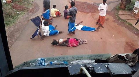 ദലിത് ഹര്‍ത്താല്‍: വ്യാപക വഴിതടയല്‍; കല്ലേറ്; കെഎസ്ആര്‍ടിസി സര്‍വീസുകള്‍ നിര്‍ത്തിവച്ചു