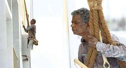 'ഈ മനുഷ്യന് ഇത് എന്തിന്റെ കേടാ? നട്ടപ്രവെയിലത്ത് നാല്‍പ്പതടിയോളം ഉയരമുള്ള കെട്ടിടത്തില്‍ വലിഞ്ഞു തൂങ്ങിക്കിടന്നു പെയിന്റടിക്കാന്‍'