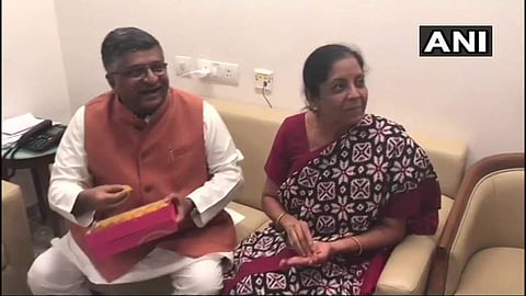 സര്‍ക്കാര്‍ രൂപീകരണം : കേന്ദ്രമന്ത്രിമാരായ പ്രകാശ് ജാവദേക്കറും രവിശങ്കര്‍ പ്രസാദും ബംഗലൂരുവിലേക്ക്