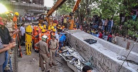 വാരാണസിയിൽ മേൽപ്പാലം തകർന്നത് പ്രകൃതി ​​ദുരന്തം മൂലമെന്ന് സർക്കാർ ഉദ്യോ​ഗസ്ഥൻ