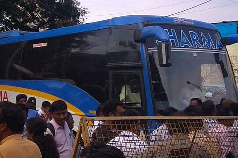 കോണ്‍ഗ്രസ് എംഎല്‍എമാര്‍ ബാംഗ്ലൂരിലേക്ക് തിരിച്ചു; 77 എംഎല്‍എമാര്‍ ഒപ്പമെന്ന് കോണ്‍ഗ്രസ്