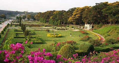 മൈസൂര്‍ വൃന്ദാവന്‍ ഗാര്‍ഡനില്‍ മരം കടപുഴകി വീണ് രണ്ട് മലയാളികള്‍ ഉള്‍പ്പടെ മൂന്ന് പേര്‍ മരിച്ചു