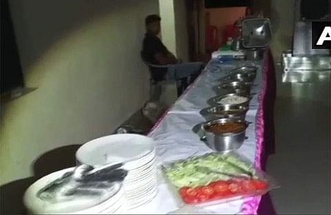 ദലിതരുടെ വീട്ടില്‍ ഭക്ഷണം: യുപി മന്ത്രിക്കായി ഫൈവ് സ്റ്റാര്‍ സദ്യ പുറത്തുനിന്ന്, മന്ത്രിയുടെ വരവ് അറിഞ്ഞുപോലുമില്ലെന്ന് ഗൃഹനാഥന്‍