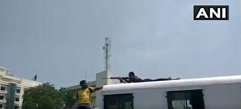 തൂത്തുക്കുടിയിലെ വെടിവെപ്പ് ആസൂത്രിതം?; പൊലീസ് വാനിന് മുകളില്‍ നിന്ന് വെടിവെക്കുന്ന ദൃശ്യങ്ങള്‍ പുറത്ത്‌ 