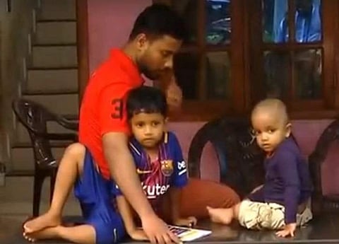 സജീഷ് ഇനി തിരിച്ചുപോകുന്നില്ല; കുഞ്ചുവിനും സിദ്ധുവിനും ഇനി അച്ഛന്‍ മാത്രം