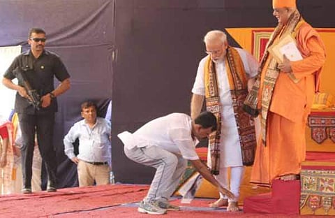 സുരക്ഷാ സന്നാഹങ്ങള്‍ മറികടന്ന് യുവാവ് പ്രധാനമന്ത്രിയുടെ വേദിയില്‍; അമ്പരന്ന് ഉദ്യോഗസ്ഥര്‍