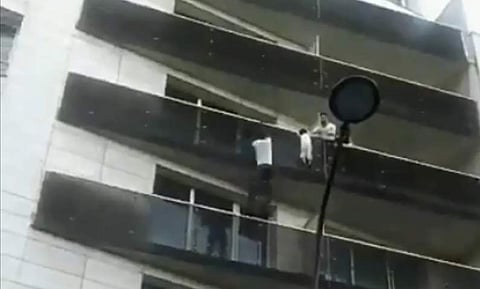 രക്ഷിക്കാന്‍ നാല് നിലകള്‍ ചാടിക്കടന്ന് 'സ്‌പൈഡര്‍മാന്‍' എത്തി; ബാല്‍ക്കണിയില്‍ തൂങ്ങിക്കിടന്ന നാലു വയസുകാരനെ രക്ഷിക്കുന്നതിന്റെ വീഡിയോ വൈറല്‍
