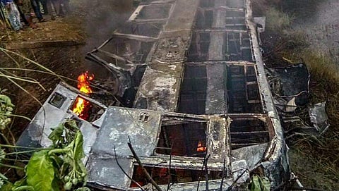  ബീഹാറില്‍ ബസ് മറിഞ്ഞ് തീപിടിച്ച് 27 പേര്‍ മരിച്ചു 