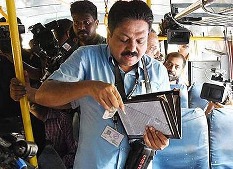 തച്ചങ്കരിക്കെതിരെ പരാതി പറയാനെത്തി ; മുഖ്യമന്ത്രി മുഖം തിരിച്ചപ്പോള്‍ സര്‍ക്കാരിന് അഭിവാദ്യം അര്‍പ്പിച്ച് മടങ്ങി