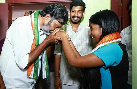 എ പ്ലസുകാരിയെ അഭിനന്ദിക്കാന്‍ വീടിന്റെ പൂട്ടുപൊളിച്ച് സ്ഥാനാര്‍ത്ഥി