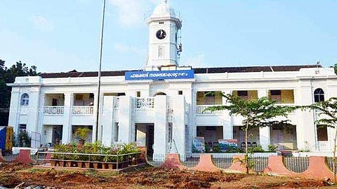 പാലക്കാട് ന​ഗ​ര​സ​ഭ​യി​ൽ യുഡിഎഫിന്റെ അ​വി​ശ്വാ​സം പാസായി; വി​ക​സ​ന സ്ഥി​രം​ സ​മി​തി അ​ധ്യ​ക്ഷ​ പുറത്ത്