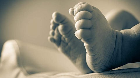 മൂന്ന് മാസം പ്രായമുള്ള കുഞ്ഞ് നിർത്താതെ കരഞ്ഞു; അമ്മ കുഞ്ഞിന്റെ നാവ് മുറിച്ചെടുത്ത ശേഷം കനാലിൽ എറിഞ്ഞുകൊന്നു