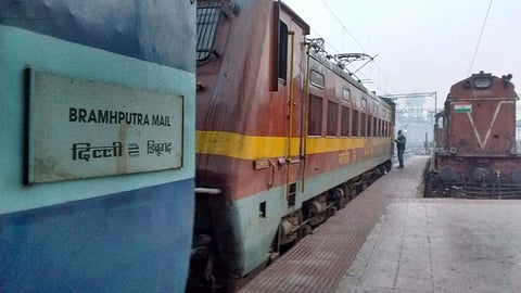 എസി വര്‍ക്ക് ചെയ്തില്ല; അപായച്ചങ്ങല വലിച്ച് യാത്രക്കാരുടെ പ്രതിഷേധം; ഗതാഗതം മുടങ്ങിയത് മണിക്കൂറുകള്‍