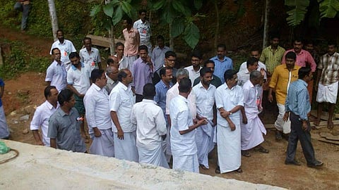 ഒറ്റുകാരും കള്ളന്മാരും കോൺഗ്രസിനെ നയിക്കേണ്ട, മുല്ലപ്പള്ളി കെപിസിസി പ്രസിഡന്റാവരുത്; പോസ്റ്ററുമായി കോൺ​ഗ്രസ് പ്രവർത്തകർ