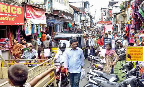 ഓണത്തിന് കച്ചവട സ്ഥാപനങ്ങളില്‍ കര്‍ശന നിയന്ത്രണങ്ങള്‍; ഉപഭോക്താക്കളുടെ പേരും ഫോണ്‍ നമ്പറും രജിസ്റ്റര്‍ ചെയ്ത് സൂക്ഷിക്കണം; ക്രമീകരണം ഇങ്ങനെ