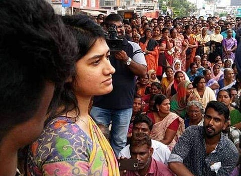 ക്ഷോഭം കൊണ്ട് അലറിയ ആയിരങ്ങള്‍ക്ക് മുന്നില്‍ പക്വതയോടെ; തൃശൂരില്‍ ആദ്യ ദിനം തന്നെ താരമായി അനുപമ 