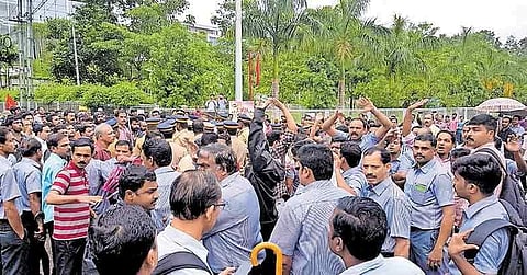തൊഴിലാളികളുടെ സസ്‌പെന്‍ഷന്‍ പിന്‍വലിച്ചു; സിന്തൈറ്റ് സമരം ഒത്തുതീര്‍പ്പായി 