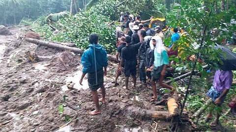 കനത്തമഴ, ഉരുള്‍പൊട്ടല്‍; മലബാറില്‍ റെഡ് അലര്‍ട്ട്; 9 പേര്‍ മണ്ണിനടിയില്‍; 4 മരണം