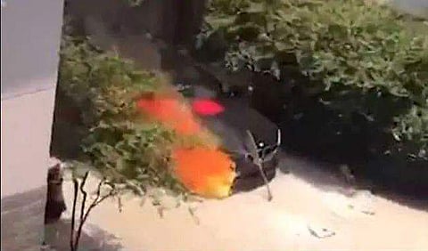 പുതിയ ബിഎംഡബ്ല്യൂ വാങ്ങി ആദ്യ യാത്രയ്ക്ക് മുമ്പ് ചന്ദനത്തിരി കത്തിച്ചു; തീപിടിച്ച് കാര്‍ കത്തിക്കരിഞ്ഞു 