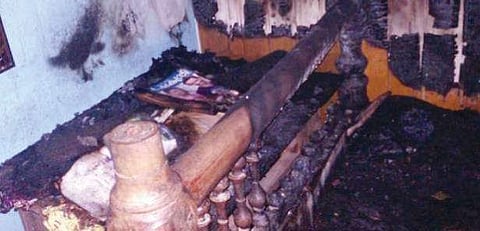 ചാര്‍ജിന് കുത്തിയിട്ട മൊബൈല്‍ ഫോണ്‍ പൊട്ടിത്തെറിച്ച് കിടപ്പുമുറി കത്തിനശിച്ചു; ഒഴിവായത് വന്‍ ദുരന്തം