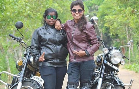 പെണ്ണുങ്ങളെ, ഹിമാലയത്തിലേക്ക് ഒരു ബുള്ളറ്റ് യാത്ര എന്നുവെച്ചാല്‍ ദാ ഇത്രയേയുള്ളൂ; വഴി ഈ പെണ്‍കുട്ടികള്‍ പറഞ്ഞുതരും 