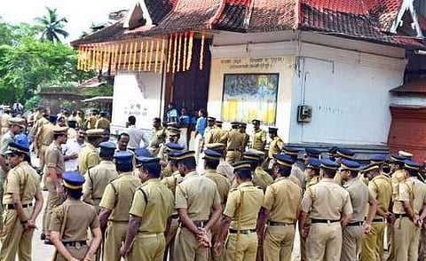 മുണ്ടുടുക്കാന്‍ അറിയാത്ത മേലാളന്മാര്‍ക്ക് മുണ്ട് ഉടുപ്പിച്ചുകൊടുക്കണം; ഗുരുവായൂരിലും അടിമപ്പണിക്ക് കുറവില്ല