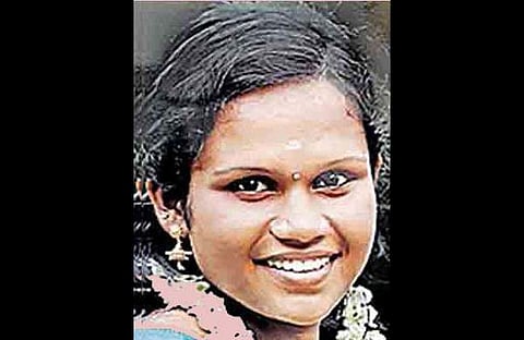 മുരിങ്ങയില പറിക്കുന്നതിനിടെ ഇരുമ്പു തോട്ടി വൈദ്യുതി കമ്പിയില്‍ തട്ടി; ഷോക്കേറ്റ് നവവധു മരിച്ചു