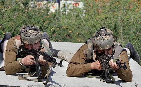 കശ്മീരില്‍ ഏറ്റുമുട്ടല്‍; രണ്ട് ഭീകരരെ വധിച്ചു; ഐസിസ് നേതാക്കളെന്ന് സംശയിക്കുന്നതായി പൊലീസ്, അനന്തനാഗില്‍ ഇന്റര്‍നെറ്റിന് വിലക്ക് 