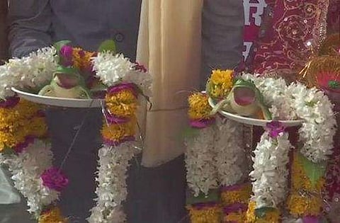 മഴ പെയ്യിക്കാനായി ഉത്തർപ്രദേശിൽ പ്ലാസ്റ്റിക് തവളകളുടെ കല്യാണം 