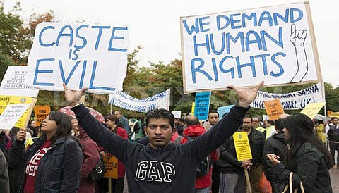 ദളിതര്‍ സഞ്ചരിച്ചാല്‍ വീട് അശുദ്ധമാകുമെന്ന് ഭൂവുടമ; റോഡ് നിര്‍മിക്കാത്തതിനെ തുടര്‍ന്ന് എന്‍ഡോസള്‍ഫാന്‍ ഇരയുടെ മൃതദേഹം കിലോമീറ്ററുകളോളം ചുമന്നു