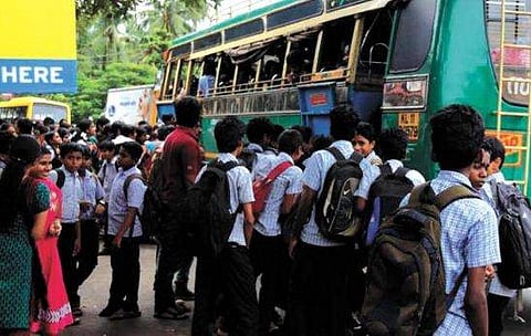 ബസില്‍ കയറിയ വിദ്യാര്‍ത്ഥിയെ കണ്ടക്റ്റര്‍ വലിച്ച് പുറത്താക്കി; ബസ്സുകാര്‍ക്കെതിരേ നാട്ടുകാരുടെ പ്രതിഷേധം