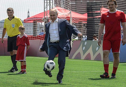 'പുട് ബോള്‍' : കുട്ടികള്‍ക്കും ഇതിഹാസ താരങ്ങള്‍ക്കുമൊപ്പം പന്ത് തട്ടി പുടിന്‍