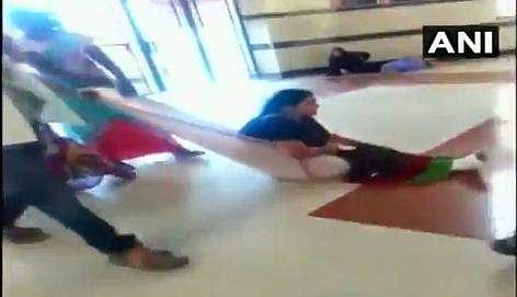 മഹാരാഷ്ട്രയിലെ ആശുപത്രിയില്‍ ബെഡ് ഷീറ്റ് തന്നെയാണ് സ്‌ട്രെച്ചര്‍ (വിഡിയോ)